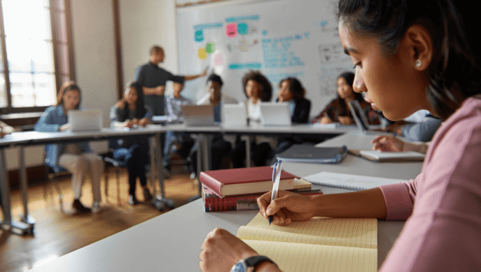 Formation VTC Chauffeur en distanciel et présentiel : Préparation à l’examen d’habilitation pour l’accès à la profession de conducteur de voiture de transport avec chauffeur (VTC)