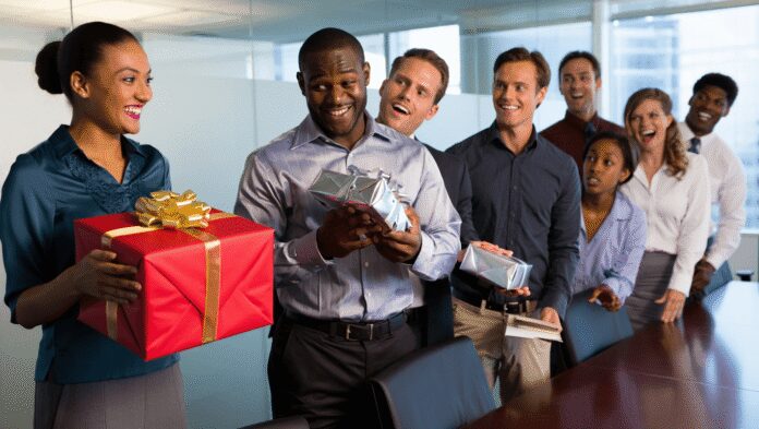 Comment organiser un Secret Santa drôle en entreprise