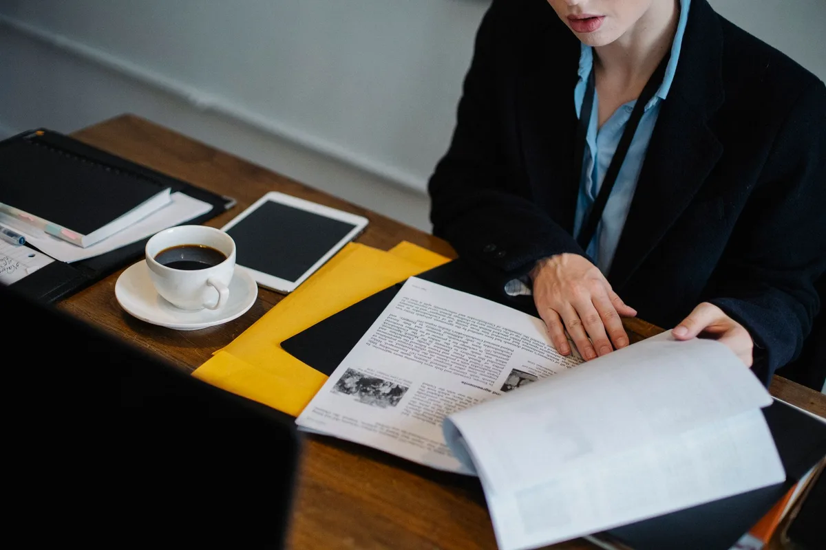 Expert examinant des documents et des éléments techniques pour évaluer la crédibilité d'un rapport
