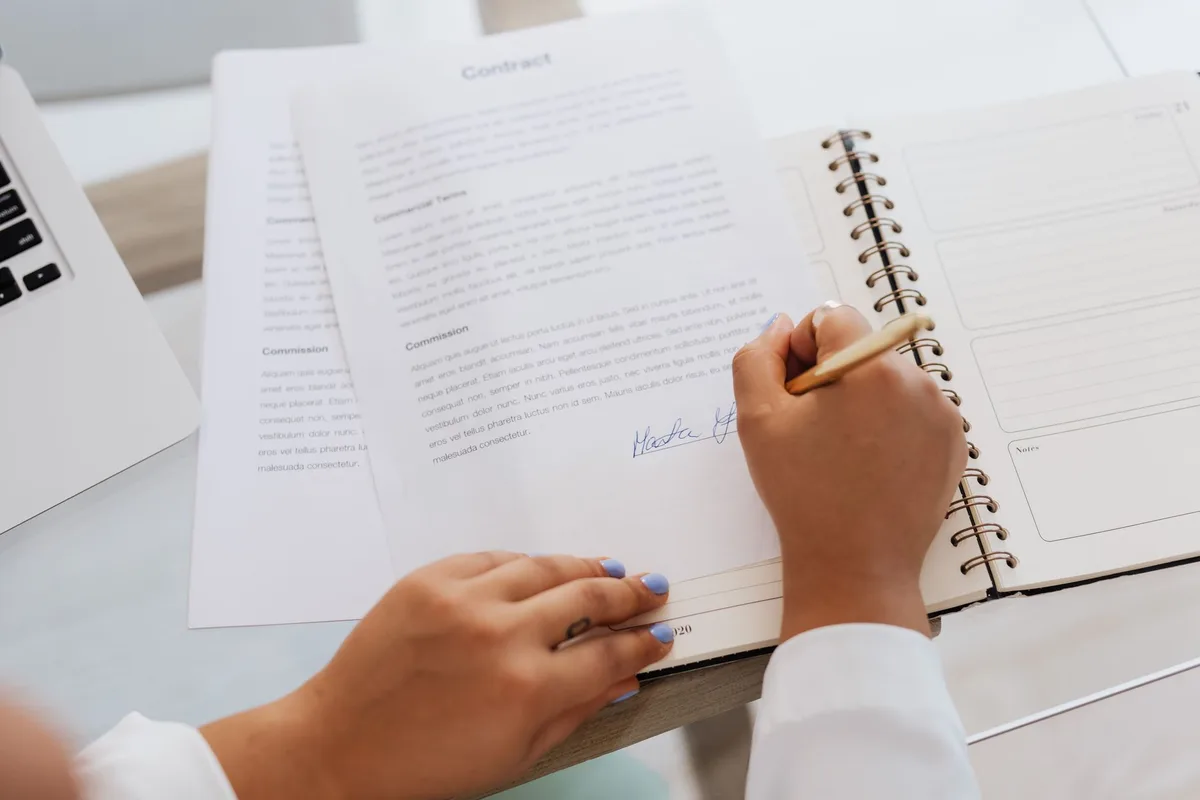 Contrat écrit détaillant les modalités d'une mission d'expertise avec clarté