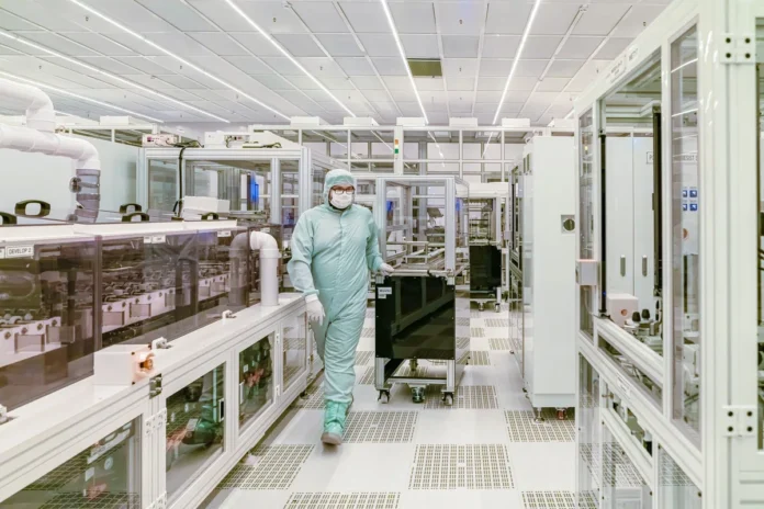 Environnement de fabrication de puces avec empilement de composants silicium et outils de précision