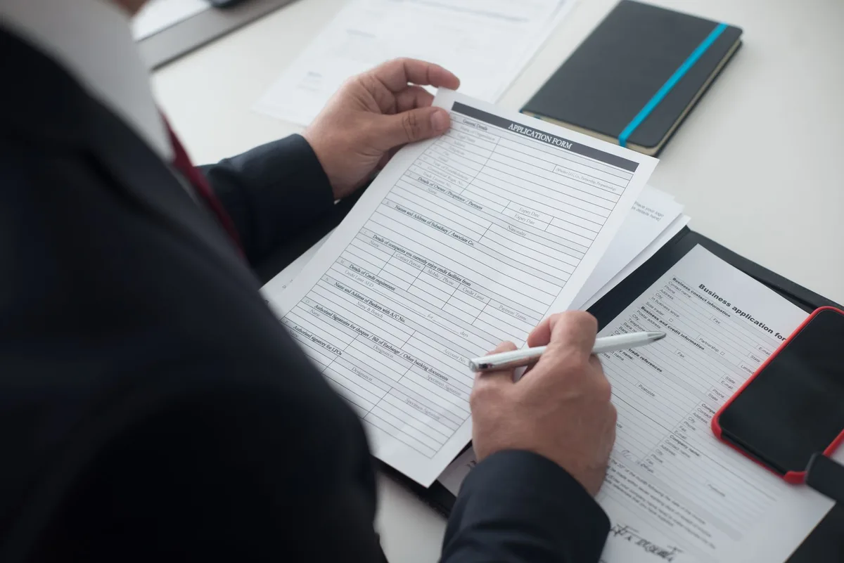 Préparation de documents professionnels et CV sur un espace de travail