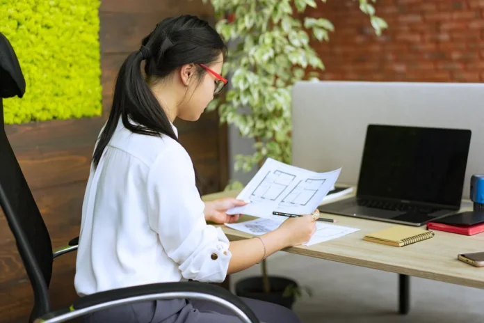 Documents professionnels et notes organisées sur un bureau de travail
