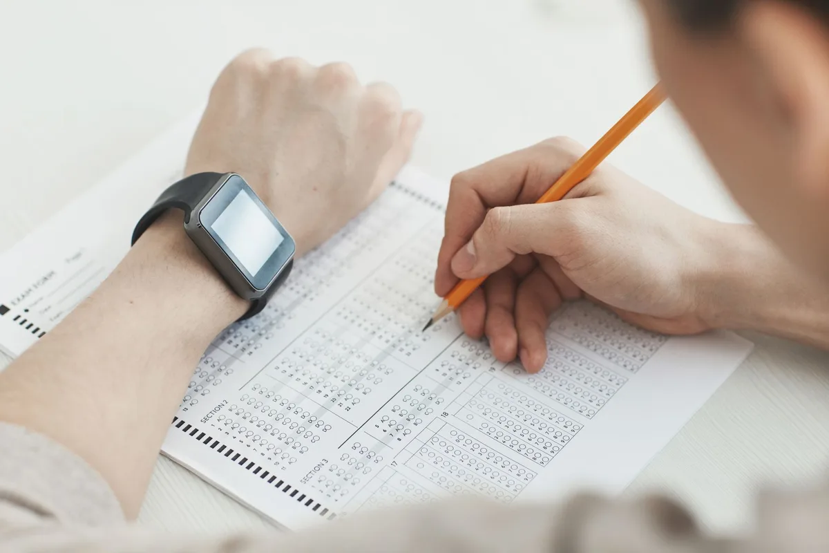 Personne complétant un test d'évaluation professionnelle lors d'une phase d'investigation