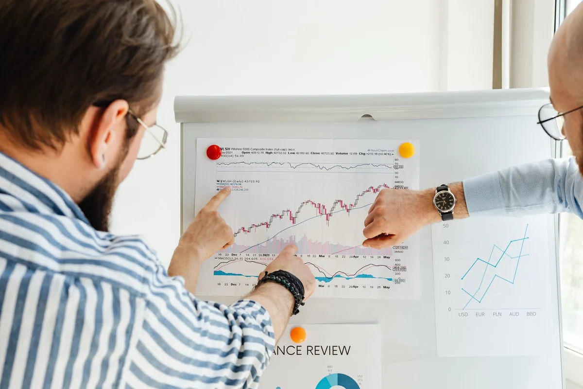 Graphiques et données structurées analysées pour interpréter les résultats d'évaluation