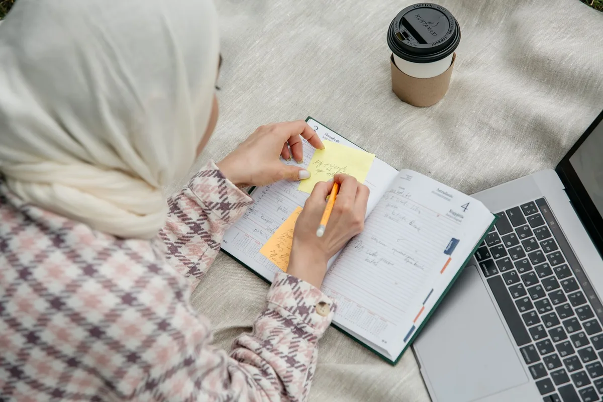 Calendrier de révision organisé avec des fiches et un planning hebdomadaire pour préparer l'examen