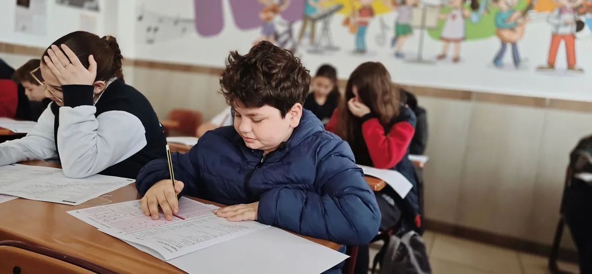 Jeune personne pratiquant des exercices de respiration profonde pour gérer l'anxiété avant un examen