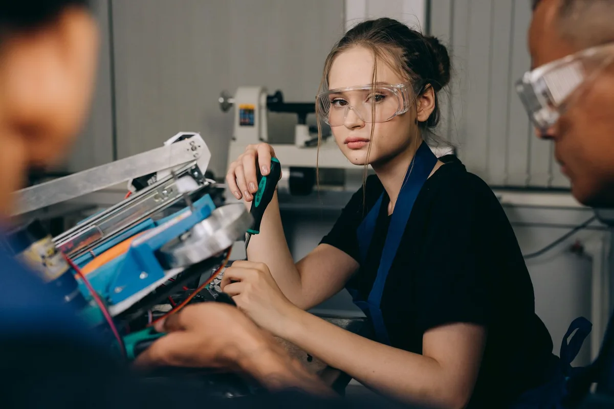 Jeune professionnel en alternance travaillant aux côtés d'un mentor en environnement professionnel