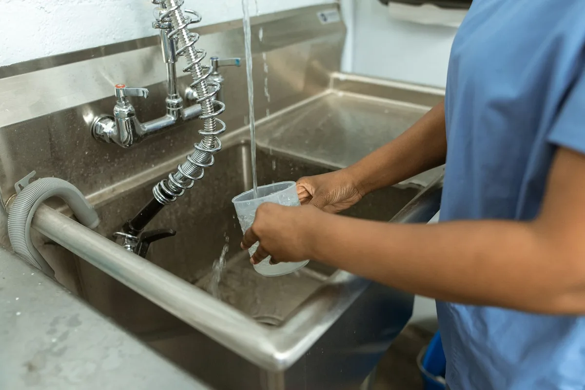 Mesures de prévention des risques : points d'eau, ventilation et pauses adaptées en milieu professionnel