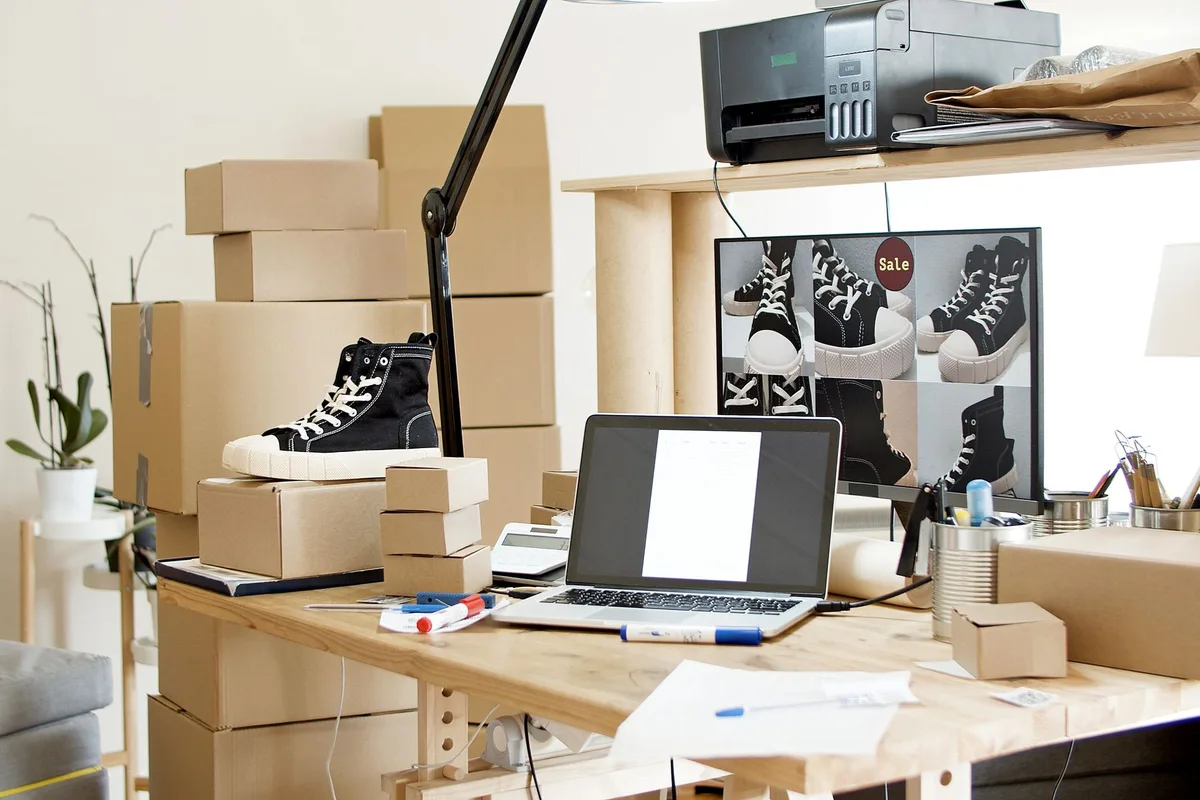 Fournitures de bureau et équipements professionnels sur une table de travail