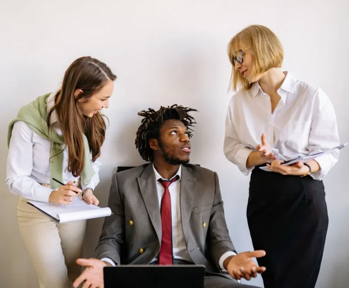 Un manager et un collaborateur en entretien d'évaluation, en discussion constructive autour d'une table de bureau
