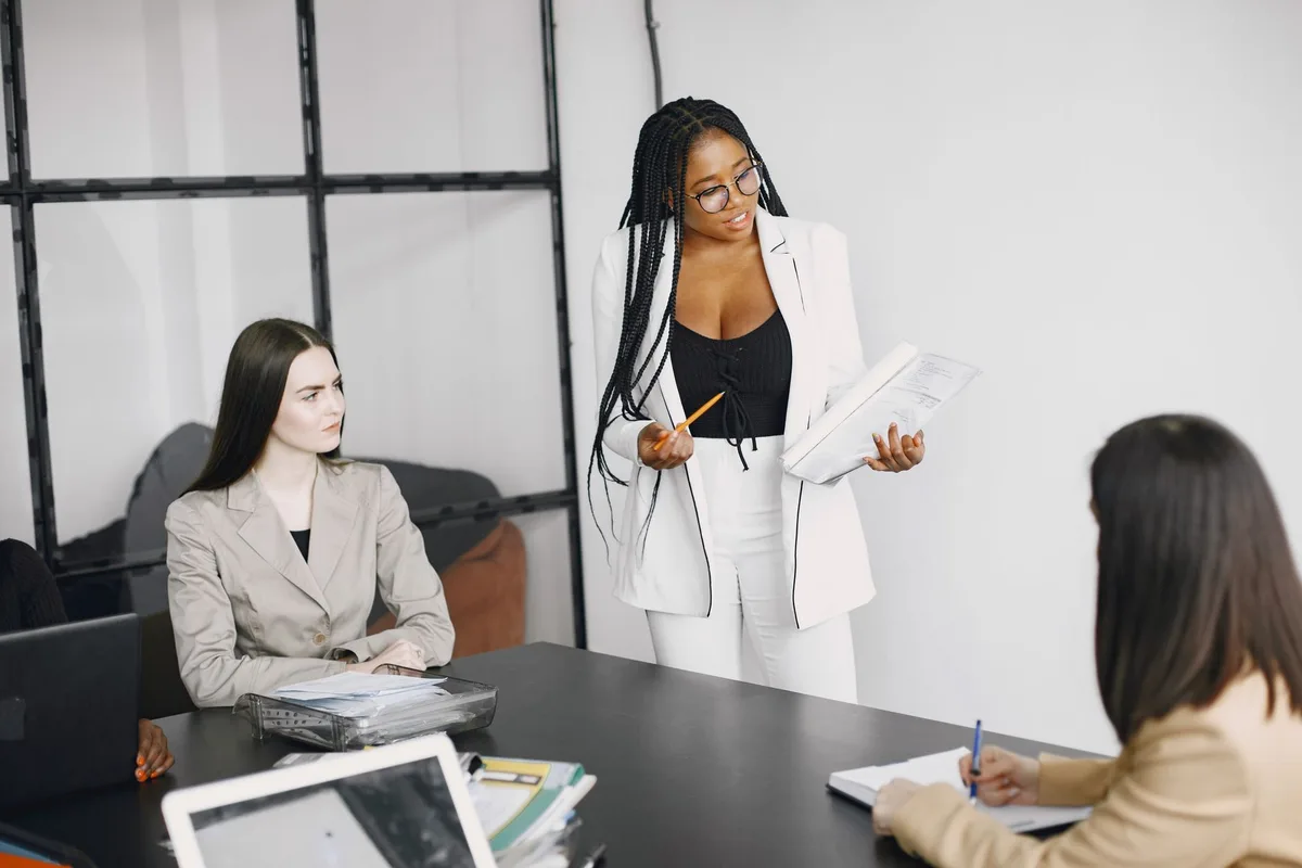 Manager donnant un feedback spécifique et bienveillant à un collaborateur attentif.