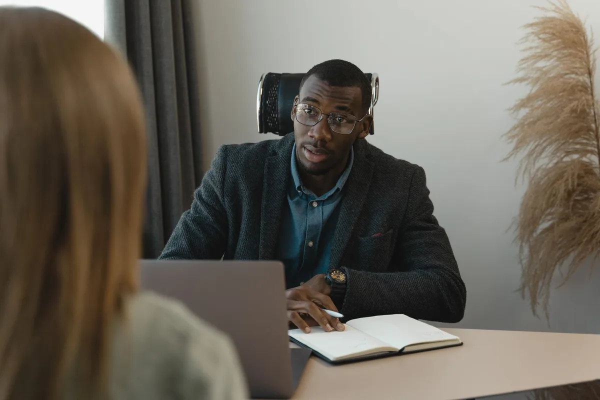 Manager en entretien individuel avec un collaborateur, discussion constructive dans un cadre bienveillant