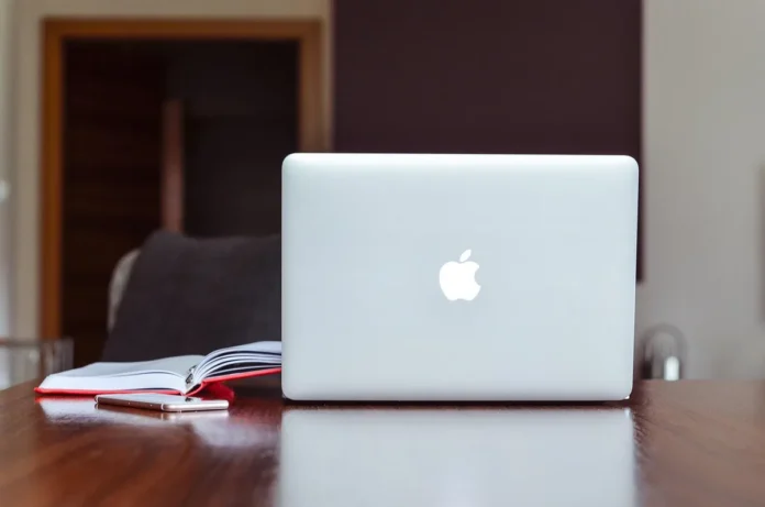 Personne en télétravail lors d'un appel vidéo sur son ordinateur portable