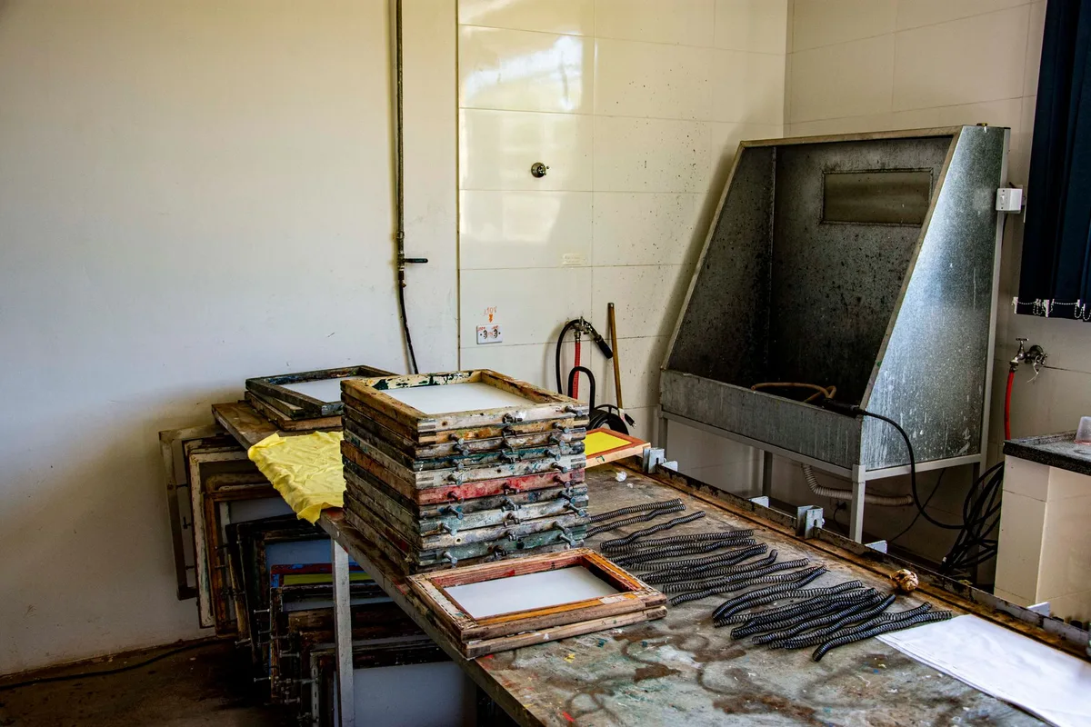 Équipement de sérigraphie et techniques d'impression textile en atelier