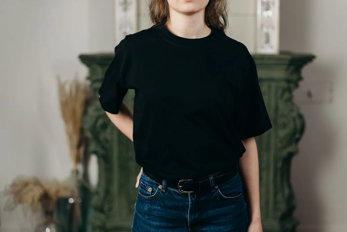 Différentes positions de logo sur un t-shirt : poitrine, dos, manches