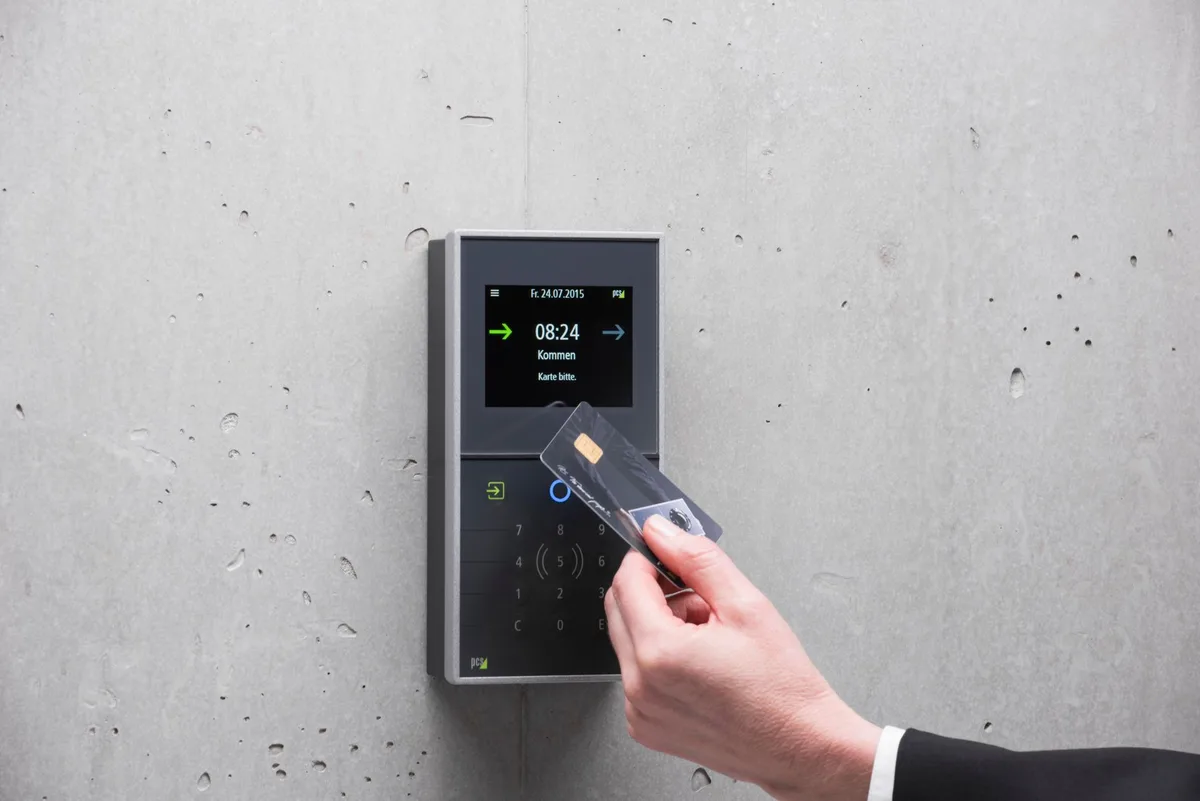 Différents outils de surveillance en entreprise : caméra, badge d'accès et ordinateur