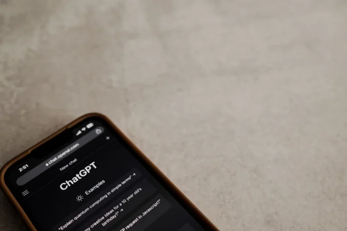 Écran de smartphone affichant une interface de conversation avec un bloc publicitaire sponsorisé