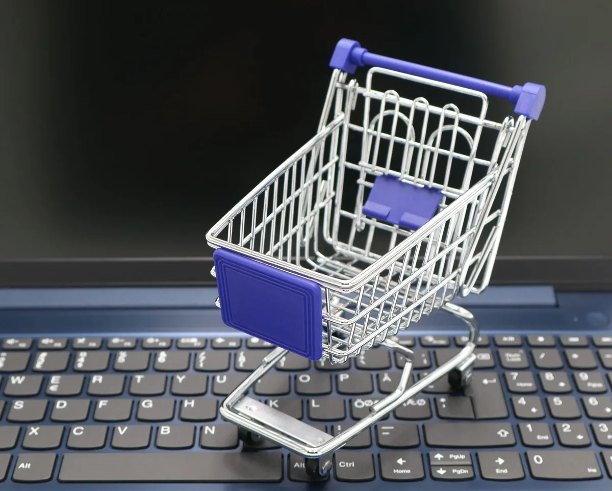 Produits packagés exposés sur une vitrine e-commerce ou étalage de boutique