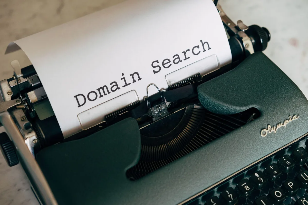 Écran d'ordinateur affichant la recherche et la vérification d'un nom de domaine disponible