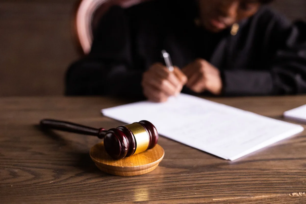 Bureau de juge avec documents et stylo pour rédaction de décision judiciaire
