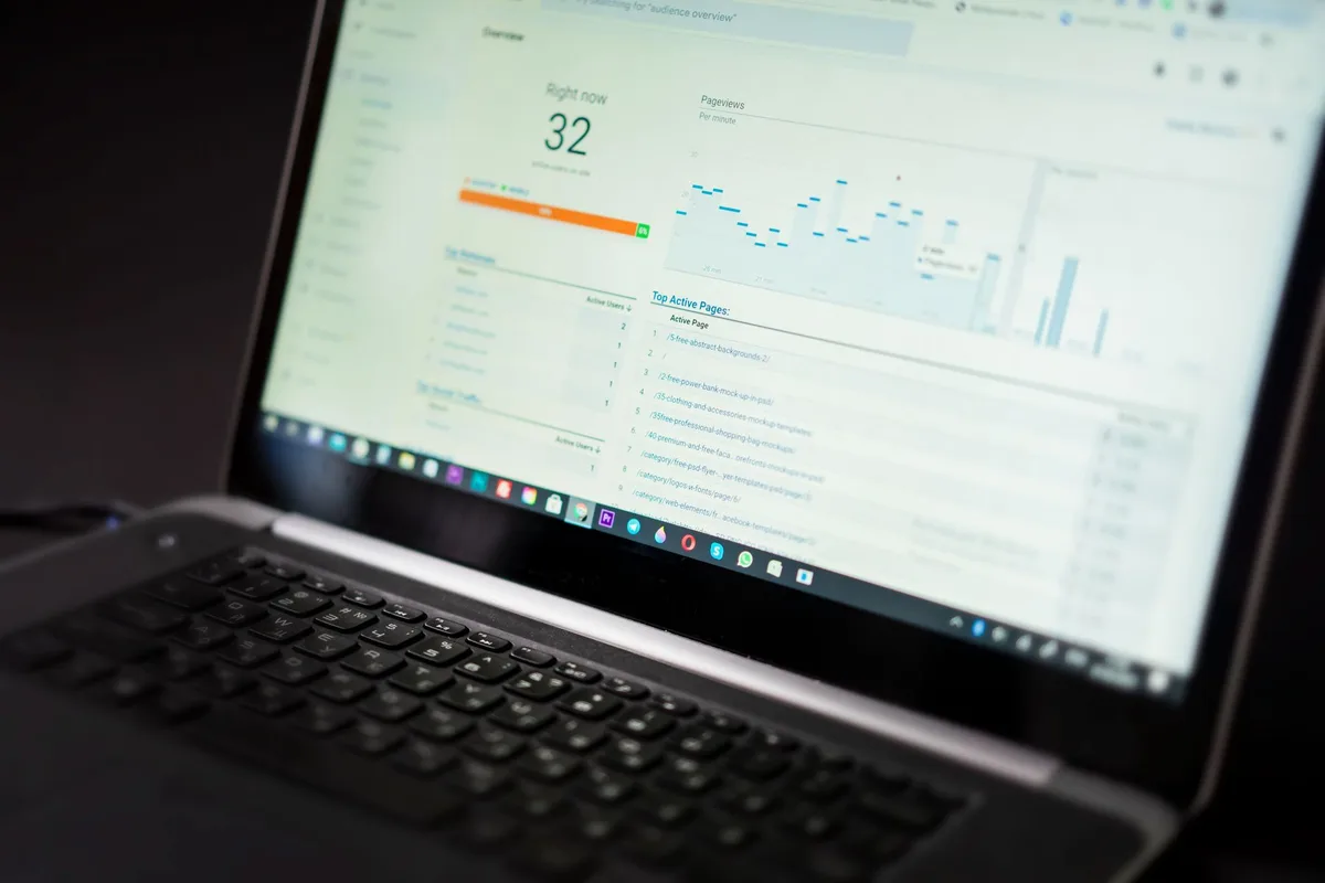 Tableau de bord Google Analytics affichant les données de trafic et de conversion d'un site web.