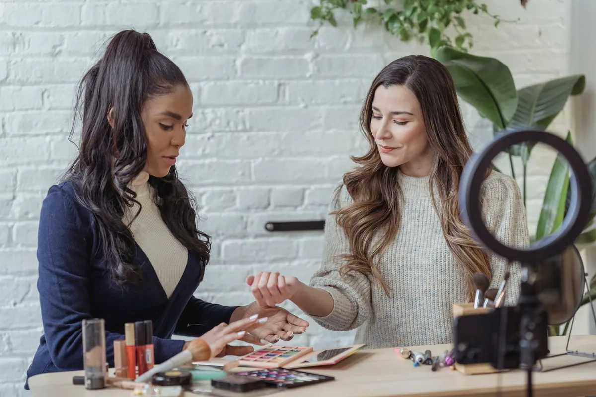 Créateur de contenu collaborant avec une marque pour une audience spécialisée