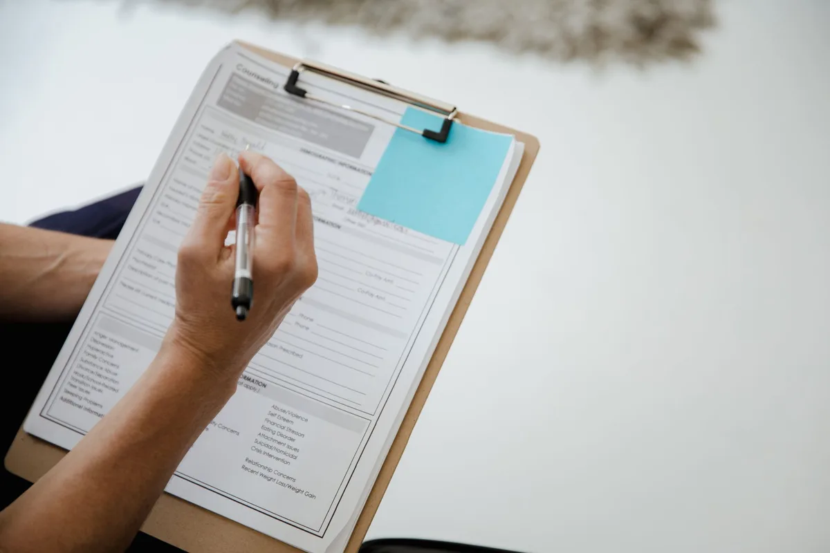 Écran affichant un formulaire de sondage avec différents types de questions et échelles
