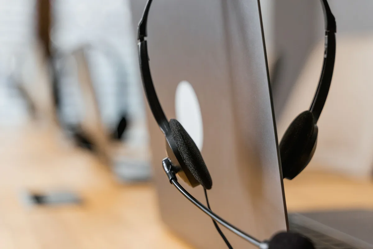 Espace de travail avec ordinateur, casque et microphone pour visioconférence