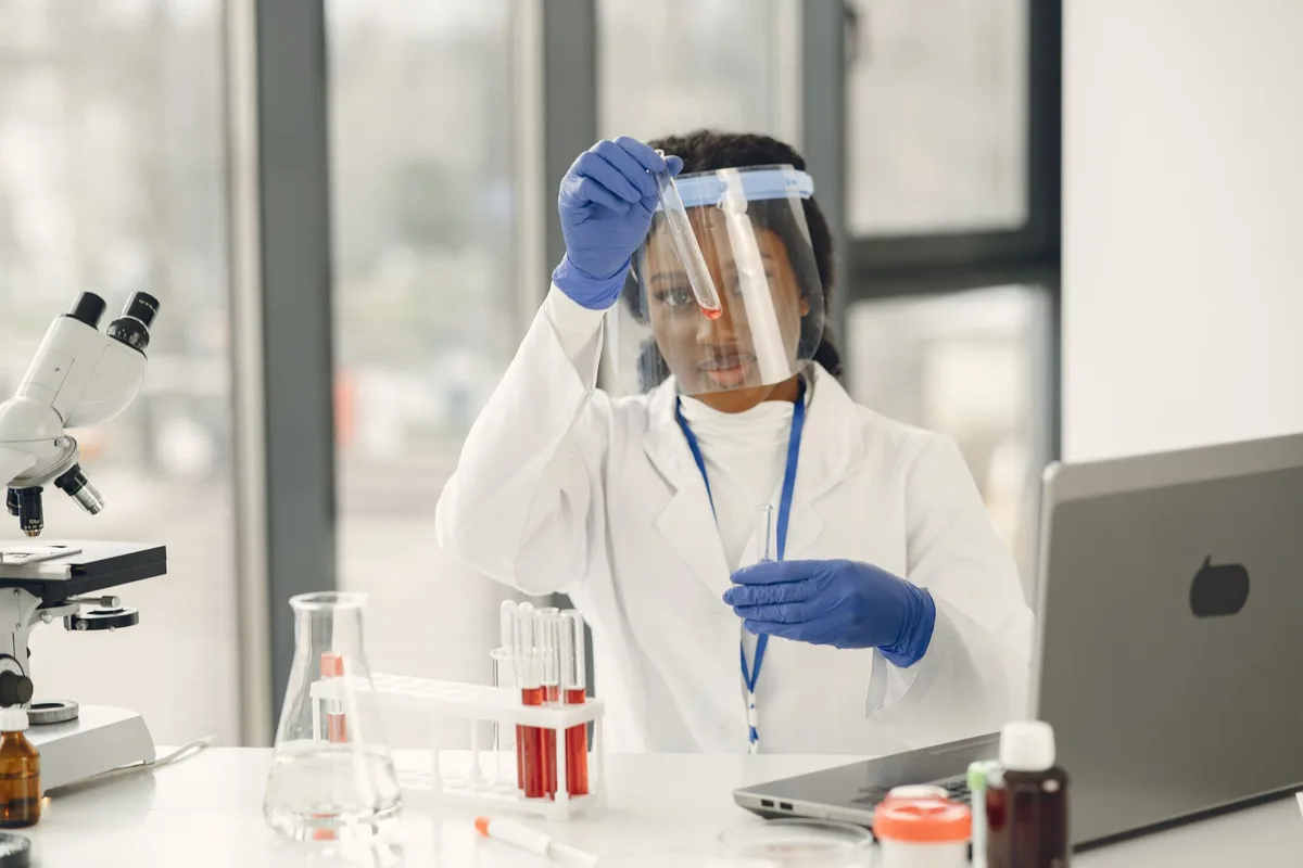 Étudiant analysant des résultats d'expérience en laboratoire avec rigueur