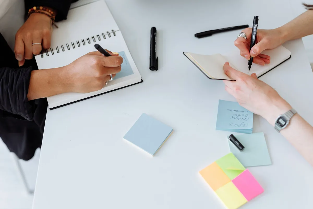 Carnet de brainstorming et notes pour identifier une idée de side business adaptée