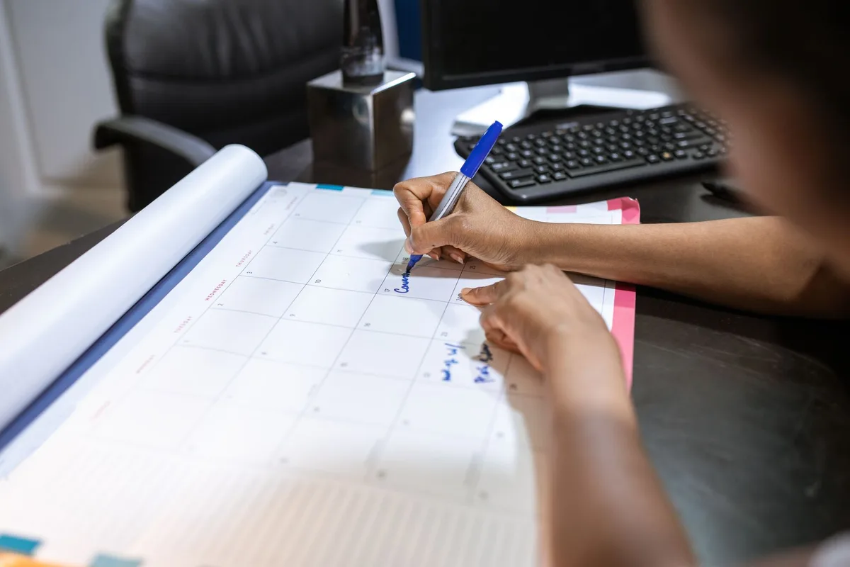 Calendrier et outils de gestion du temps pour organiser son side business et son emploi principal