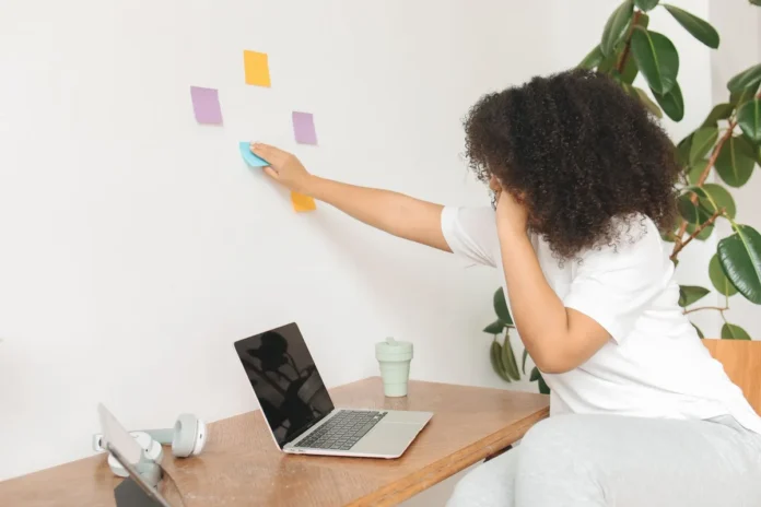 Espace de travail à domicile avec ordinateur portable, notes et outils de planification pour démarrer un side business