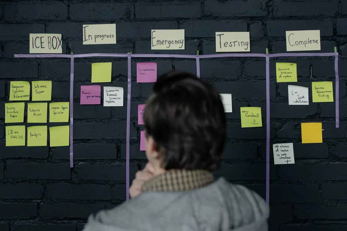Un responsable examine une liste de tâches et de priorités sur son bureau.