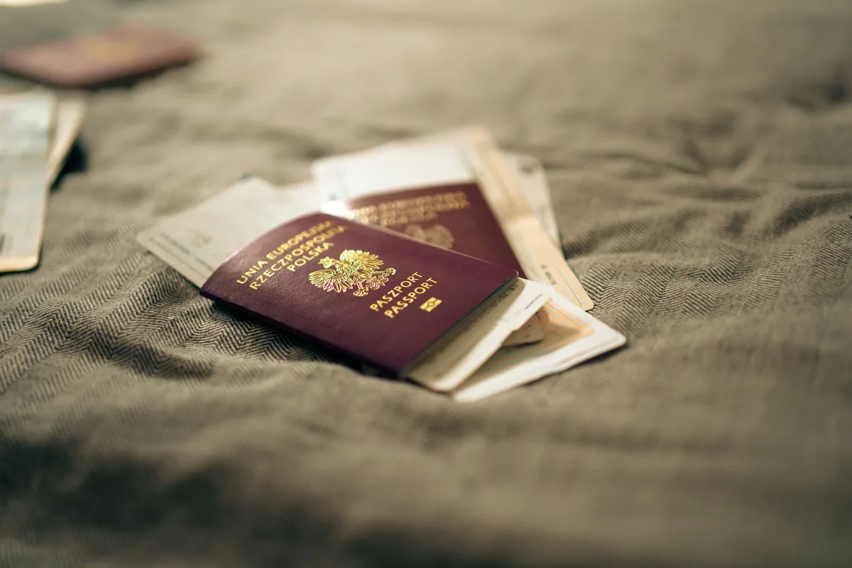 Documents juridiques internationaux et passeports illustrant les procédures transfrontalières.