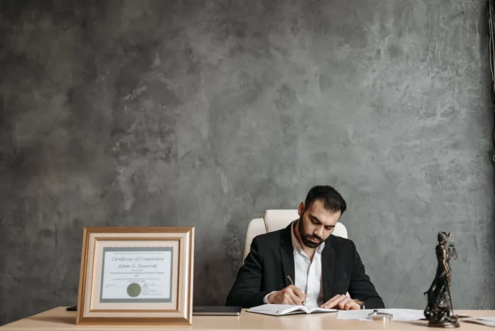 Juge examinant des documents de droit familial sur son bureau, représentant un jugement d'autorité parentale.