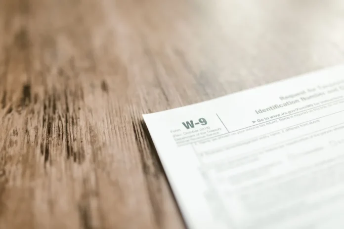 Pile de documents législatifs avec symboles numériques et horloge suggérant un délai ou un report
