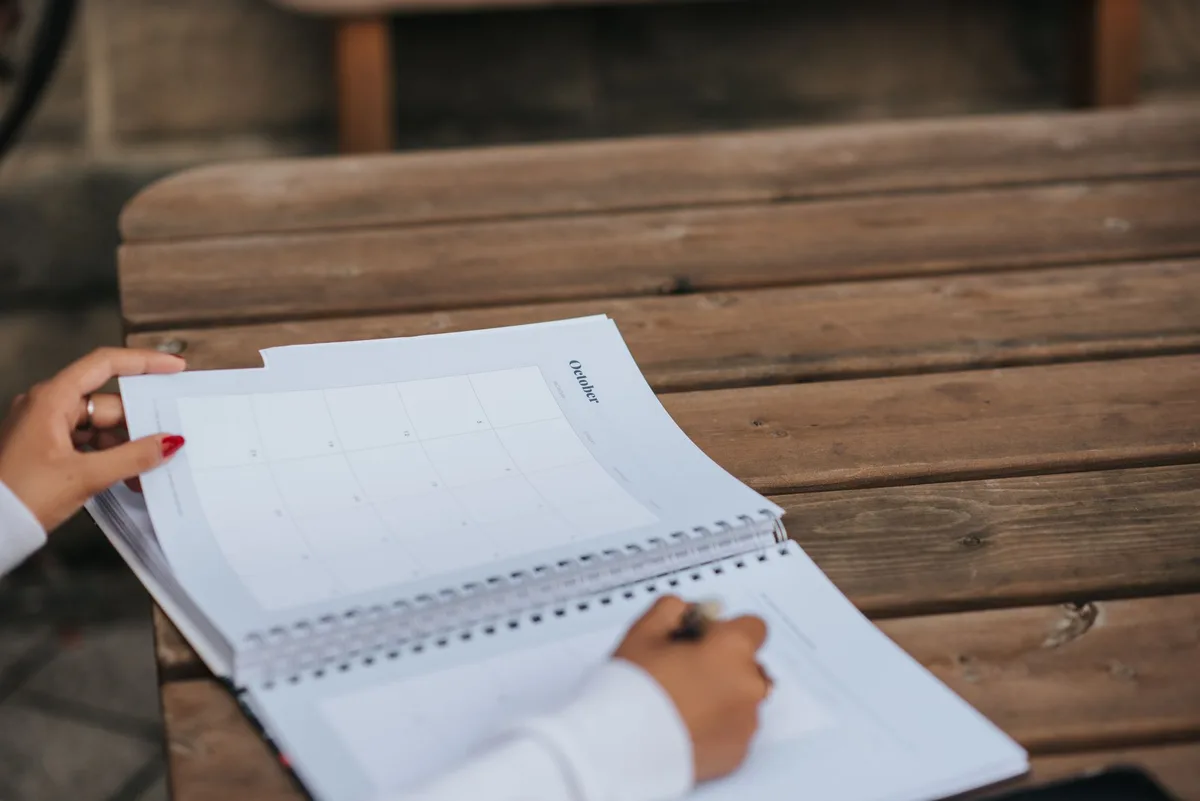 Étudiant en master organisant son planning et ses tâches sur un calendrier détaillé
