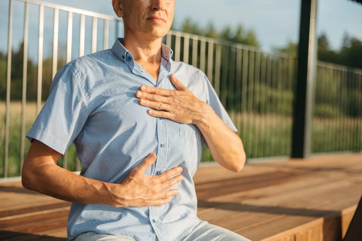 Personne en position allongée puis debout, démontrant la respiration diaphragmatique pour soutenir la voix.