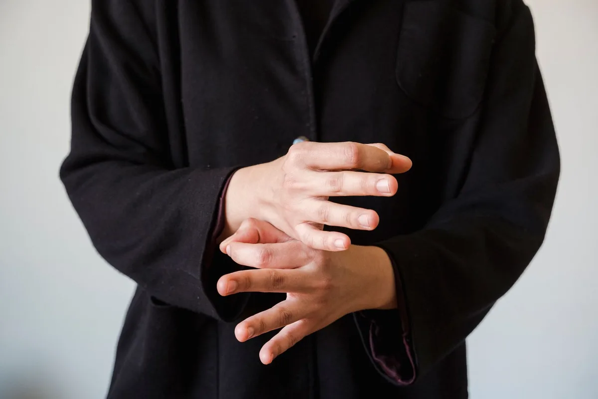 Orateur avec posture droite, mains ouvertes et regard engageant, face à un auditoire attentif.