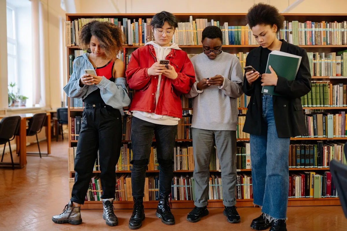 Étudiant connecté au Wi-Fi d'une bibliothèque universitaire pour économiser les données