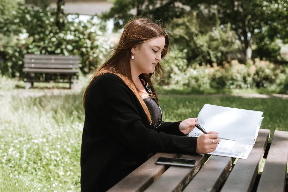 Personne examinant des documents officiels et des certifications professionnelles
