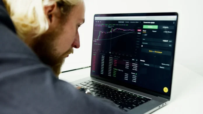 Espace de travail d'un analyste de données avec graphiques et tableaux de bord sur écran