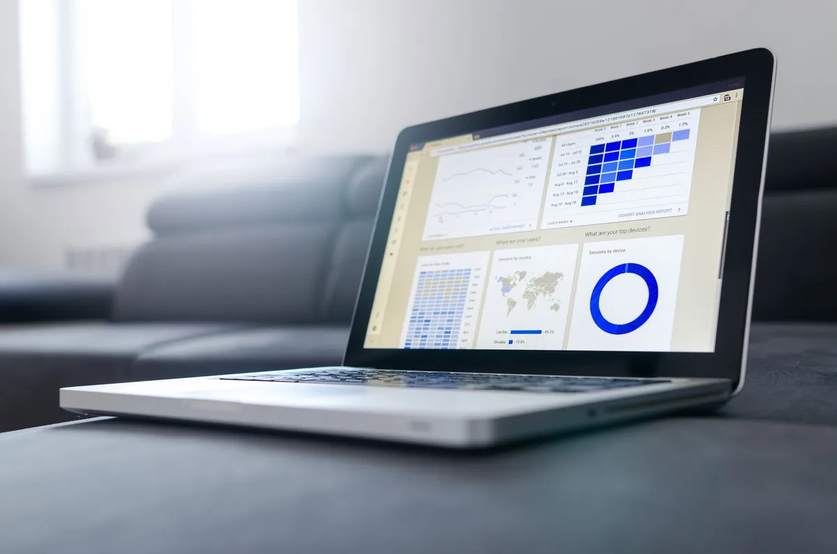 Tableau de bord professionnel affichant des graphiques et analyses de données