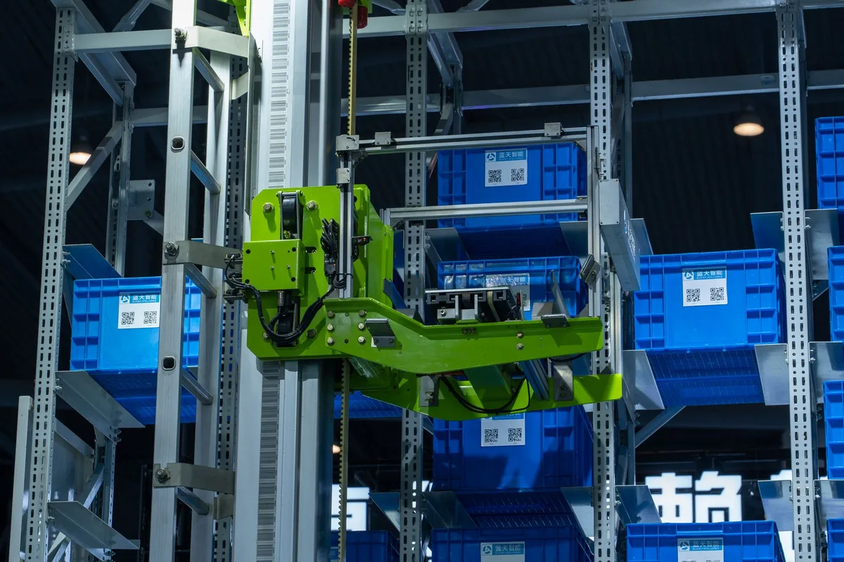 Plusieurs robots travaillant ensemble et se coordonnant dans un espace partagé