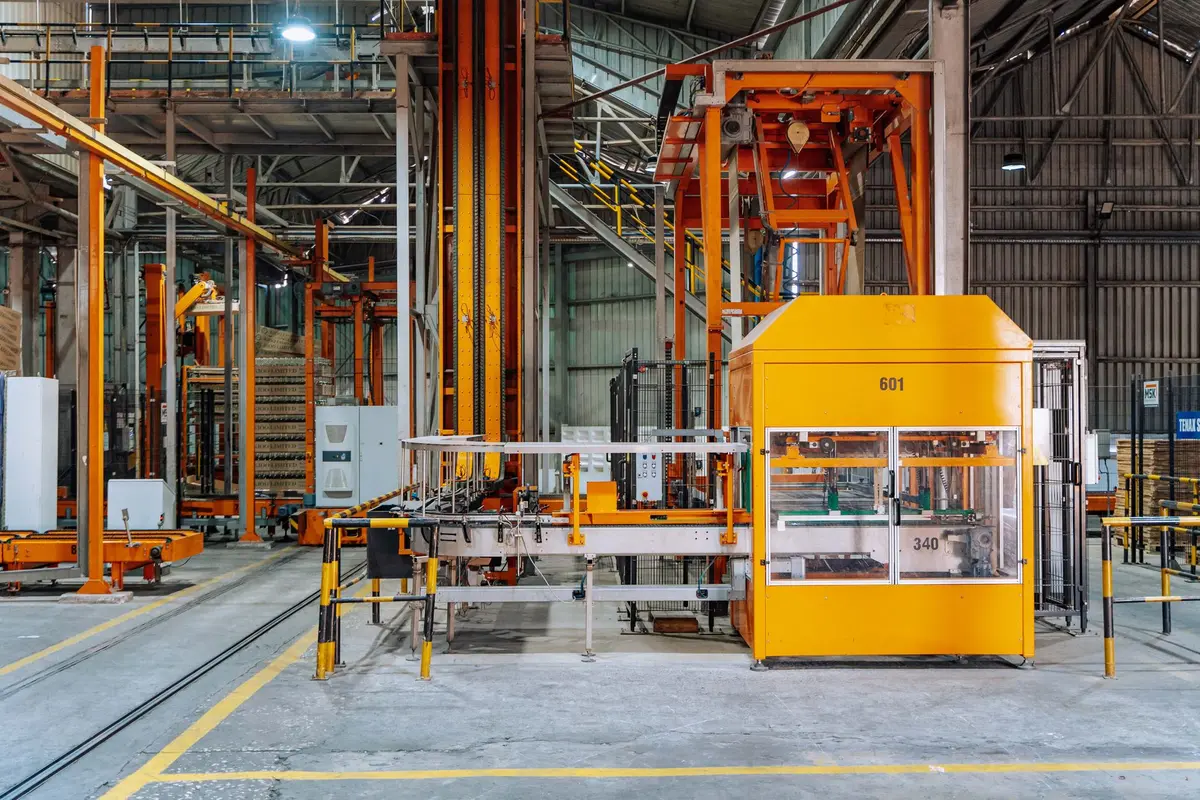 Machines de production industrielles dans un atelier