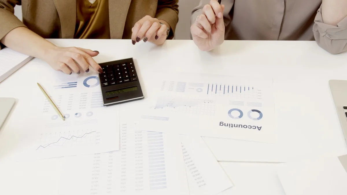 Tableau d'amortissement et calculs comptables sur ordinateur