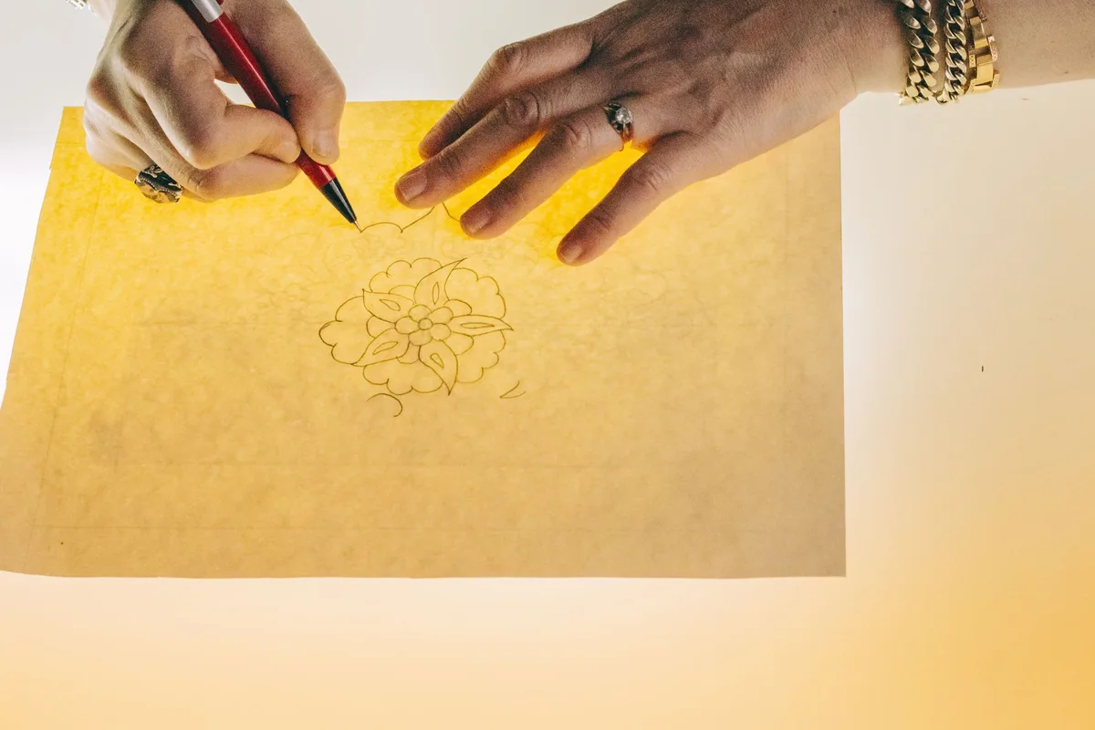 Pratique régulière des techniques florales en conditions réelles d'apprentissage.