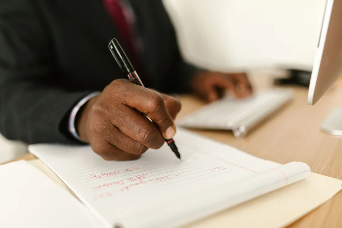 Manager notant des commentaires d'évaluation structurés sur un document