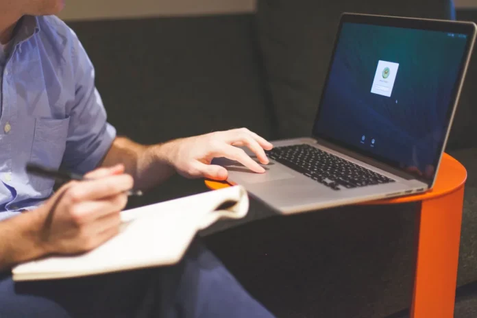Espace de travail minimaliste avec ordinateur portable, cahier d'apprentissage et outils de création pour l'autoformatio